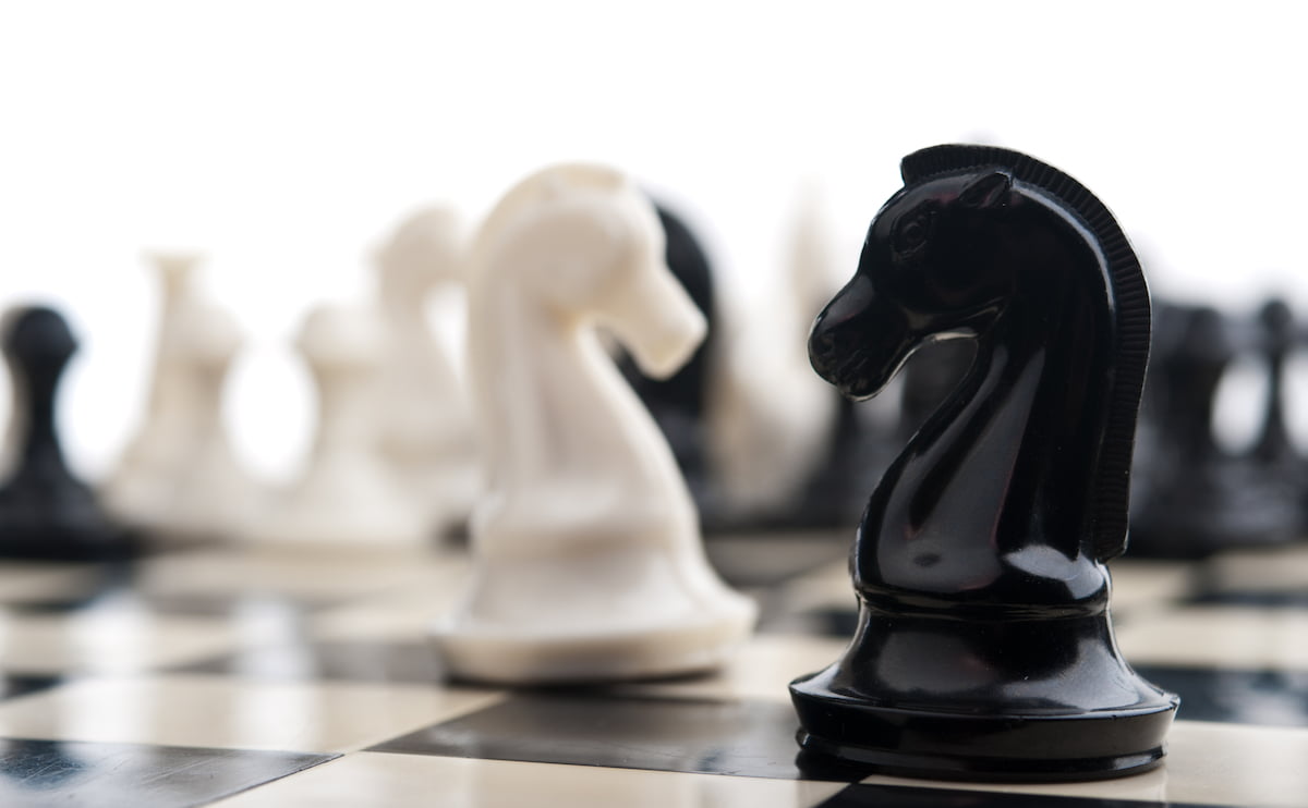Dick Rochat - mannelijke vrouwelijke kwaliteiten in leiderschap leiderschapsontwikkeling podcast interview invloed in leiderschap resultaten coaching regio arnhem wit zwart schaakstuk paarden